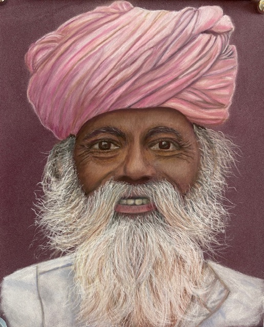 Ein Inder mit langem Rauschbart und rosanem Turban